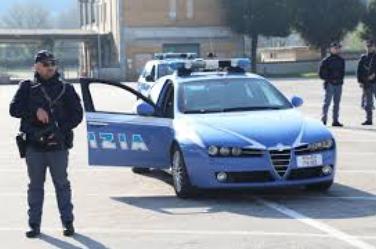 Napoli, sfuggono all’alt della polizia e si scontrano contro l’auto dei carabinieri