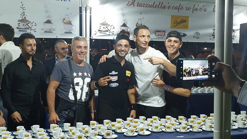 Giovane barista napoletano batte il record mondiale di caffè espresso fatti in un’ora: 703