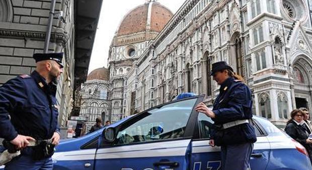 Due fratelli trovati morti dal genitore in una stanza d’albergo a Firenze