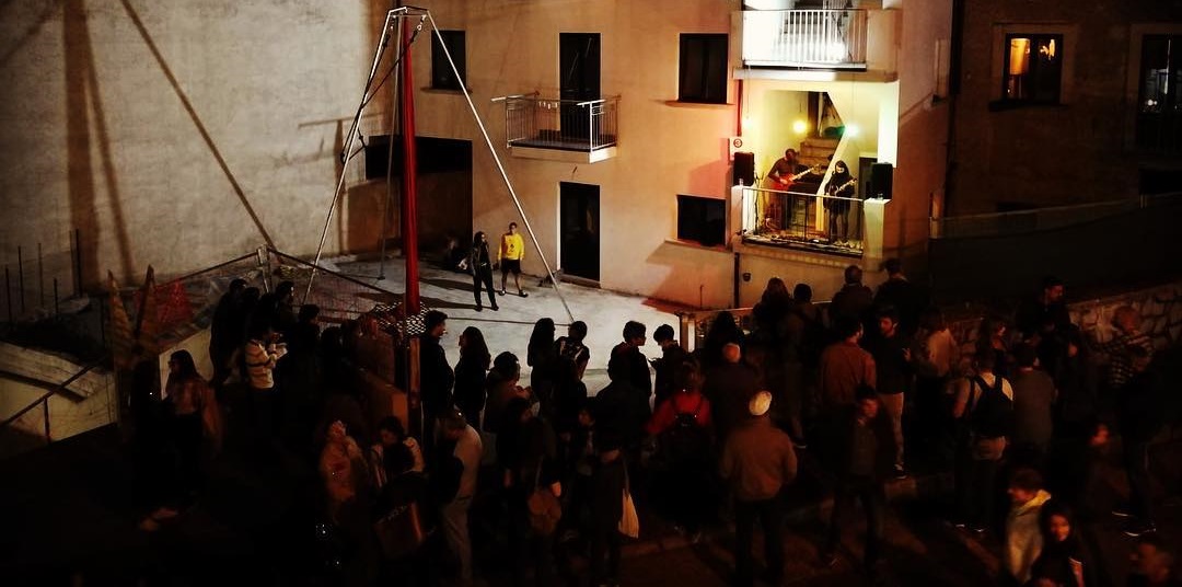 Un laboratorio gratuito di scenografia per l’allestimento dell’edizione 2019 di Balconica, il festival che si fa dai balconi
