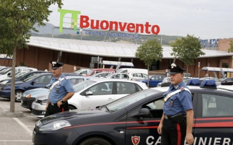 Sorprese a rubare nel centro commerciale, nell’auto scovato il resto del ‘bottino’: 4 denunciati