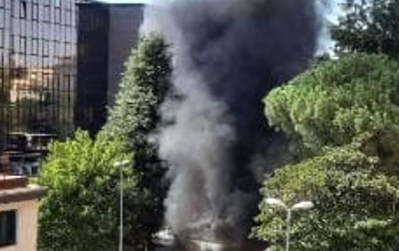 Incendio distrugge due auto ed uno scooter
