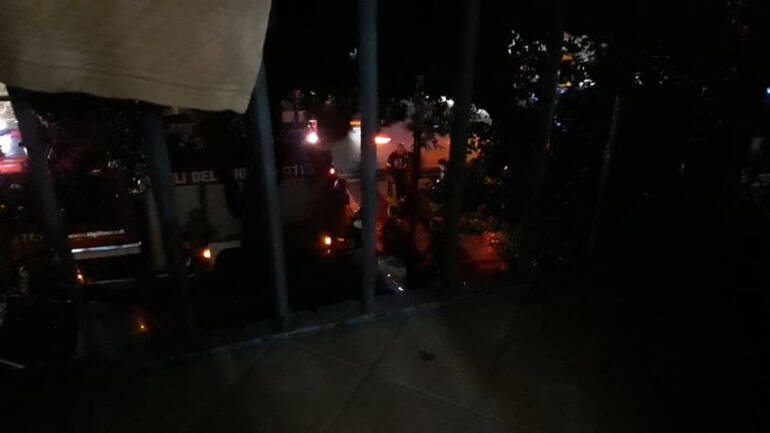Nuovo rogo di cassonetti nel centro di Napoli, stavolta si è verificato in via Santa Teresa degli Scalzi