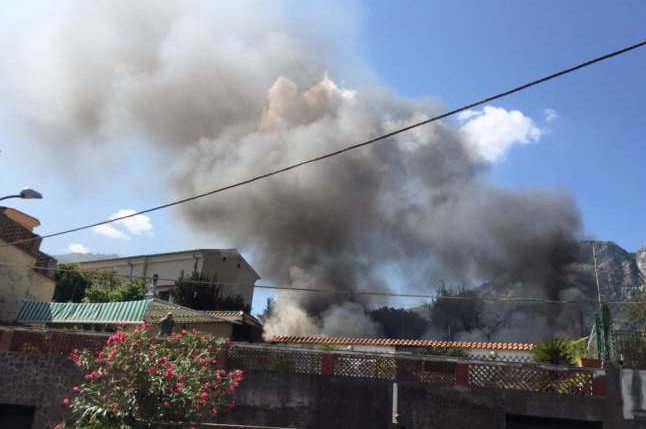 Incendio a Cava de’ Tirreni, evacuata una scuola elementare e materna: poteva essere una strage