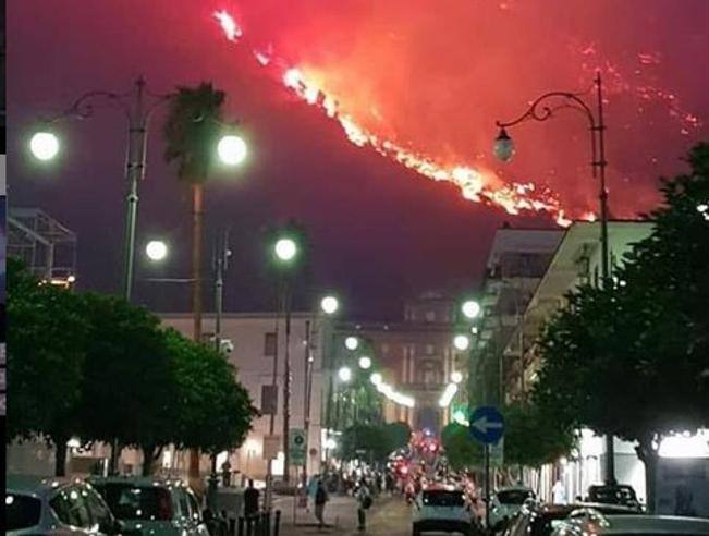 L’incendio di Sarno, tutti identificati i ‘piromani’. Il sindaco invoca ‘pene esemplari’