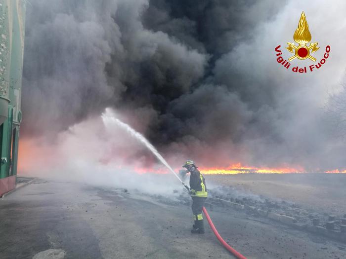 Incendio di Avellino: fiamme domate, ma paura per la nube