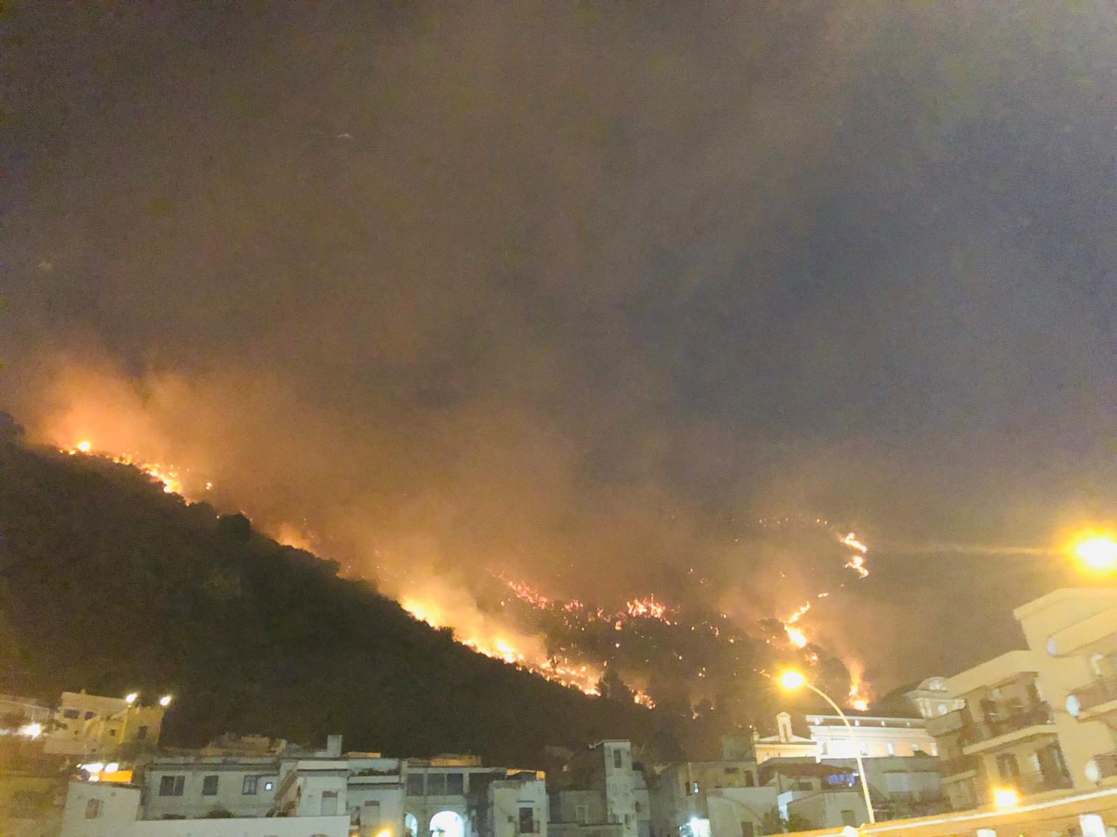 Vasto incendio sul monte Saretto a Sarno minaccia il centro abitato