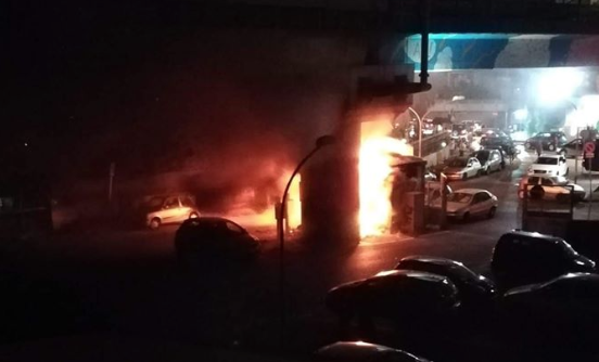 Napoli, incendiato il casotto del parcheggio della stazione metro di Chiaiano