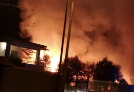 Incendio tossico nella notte ad Arzano, i cittadini: ‘Basta, questo accadde ogni notte’