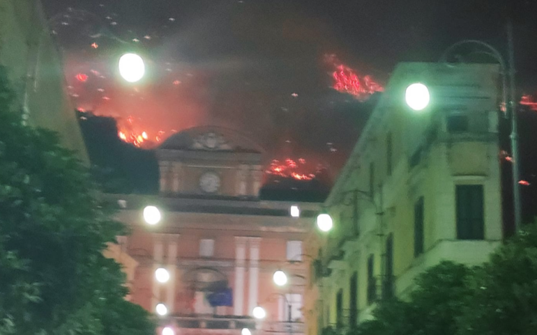 Incendio a Sarno, la Senatrice Angrisani (M5S): ‘Subito una cabina di regia’