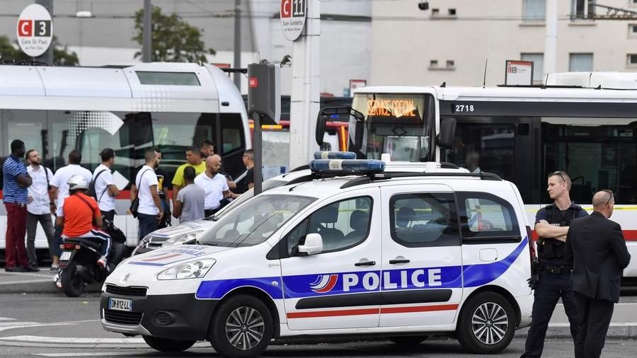 L’aggressore di Lione gridava: ‘Non leggono il Corano’