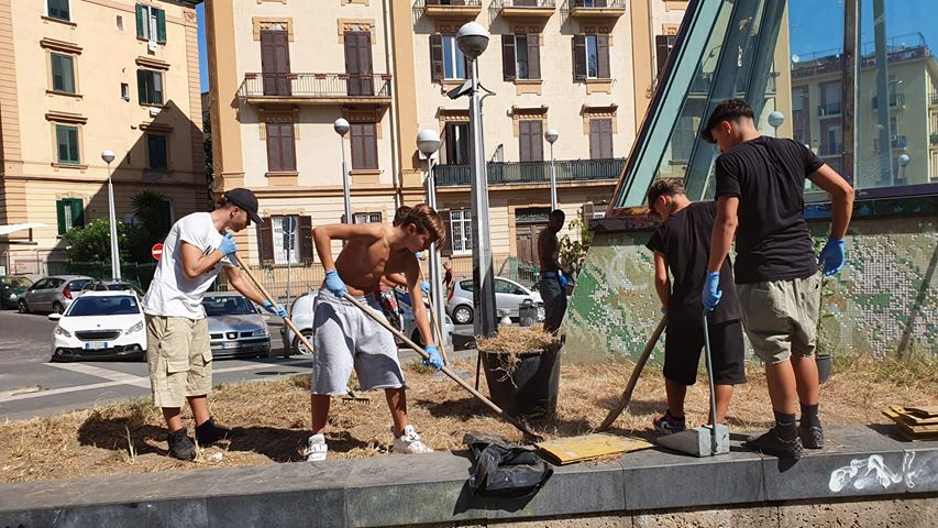 Napoli, i ragazzi dell’Associazione ‘Giovani Promesse’ ripuliscono i giardinetti di Materdei