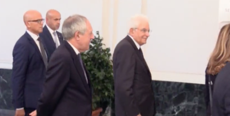 Napoli, il presidente Mattarella affascinato dalla Cappella Palatina a Palazzo Reale