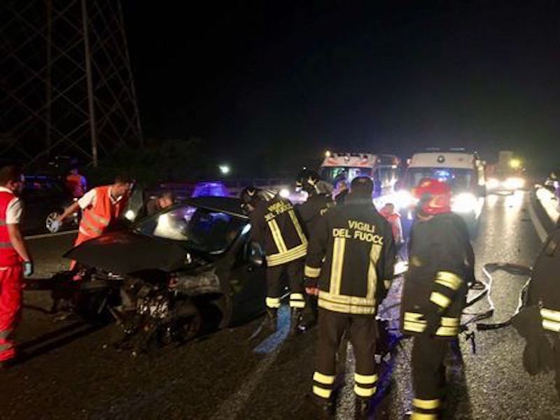 Strage del sabato sera in Calabria: 4 giovani morti e due feriti gravi in un incidente stradale
