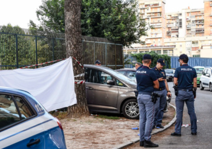 Napoli, ora è faida a Scampia: cadavere di un uomo trovato nel bagagliaio di un’auto rubata