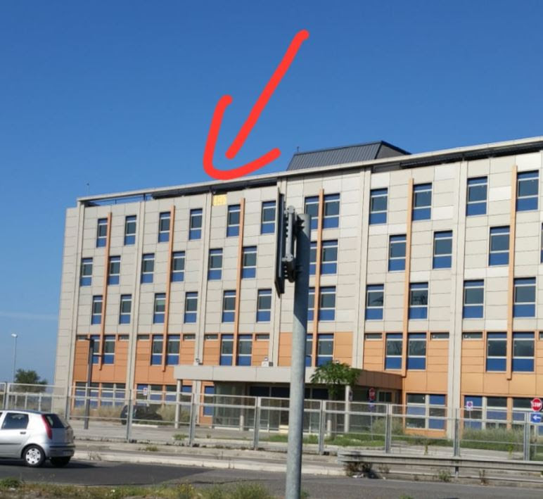 Napoli, tornano a distaccarsi i pannelli dalle facciate degli edifici dell’ospedale del Mare: stavolta è toccato al nuovo albergo