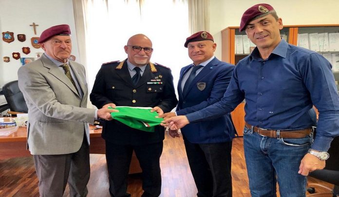 Napoli: i paracadutisti sportivi donano il tricolore alla Polizia locale