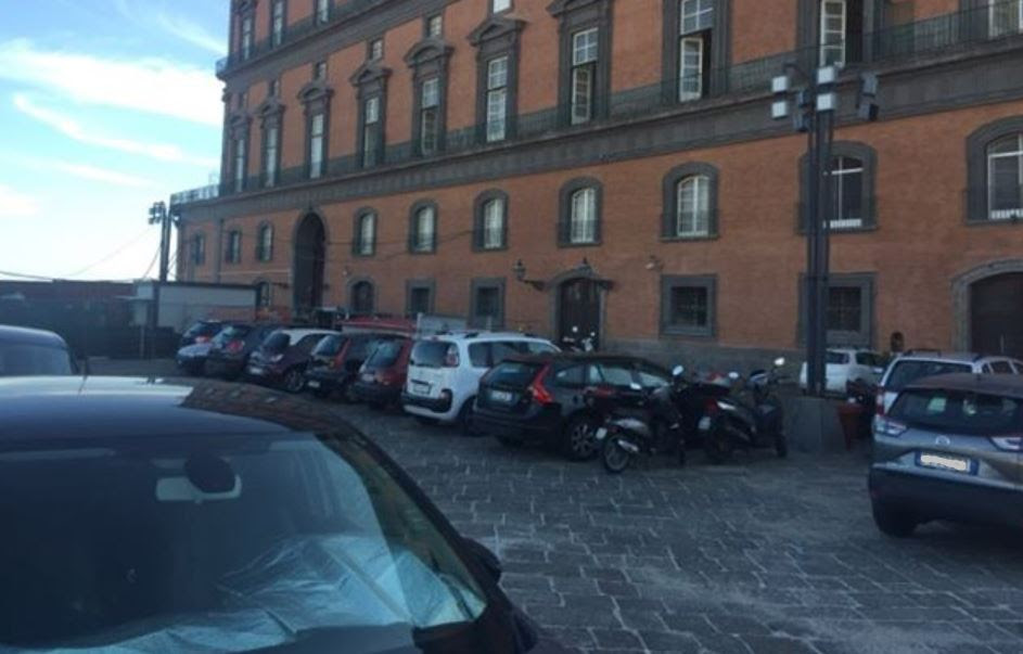Napoli, la denuncia di Borrelli e Simioli: ‘A Palazzo Reale, continua la vergogna del parcheggio nei cortili’