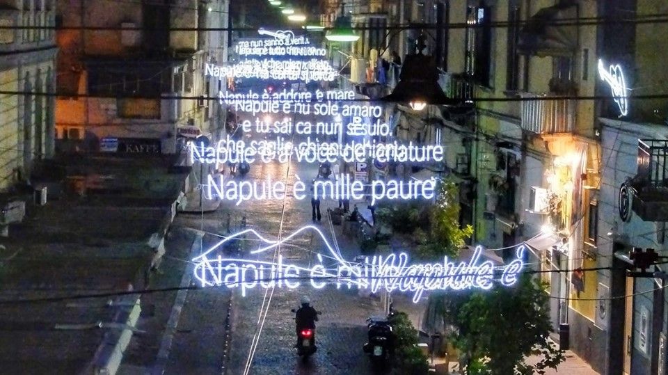 Il testo di ‘Napul’è’, di Pino Daniele diventa una luminaria record al rione Sanità