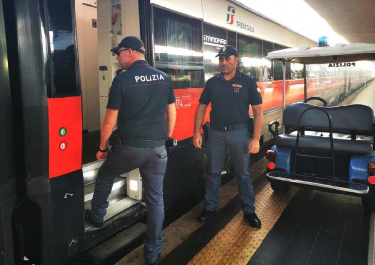 Napoli, ruba in un negozio alla Stazione centrale: arrestato giovane migrante