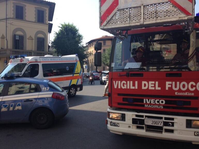 Napoli, incendio a Pianura: trovato il cadavere di un uomo