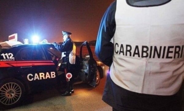 Casalnuovo, tentano di investire i carabinieri a un posto di blocco: caccia ai 3 fuggitivi