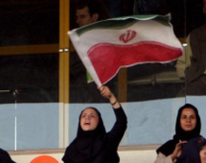 Stadi chiusi alle donne in Iran, morta la tifosa che si era data fuoco per protesta