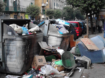 Napoli, situazione critica per la raccolta rifiuti nel quartiere Stella: la denuncia del consigliere Esposito