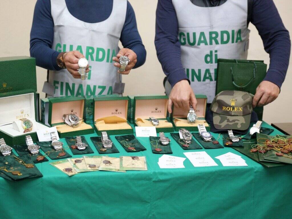 Truffe alle assicurazioni, sequestrati 32 Rolex a imprenditore di Vico Equense