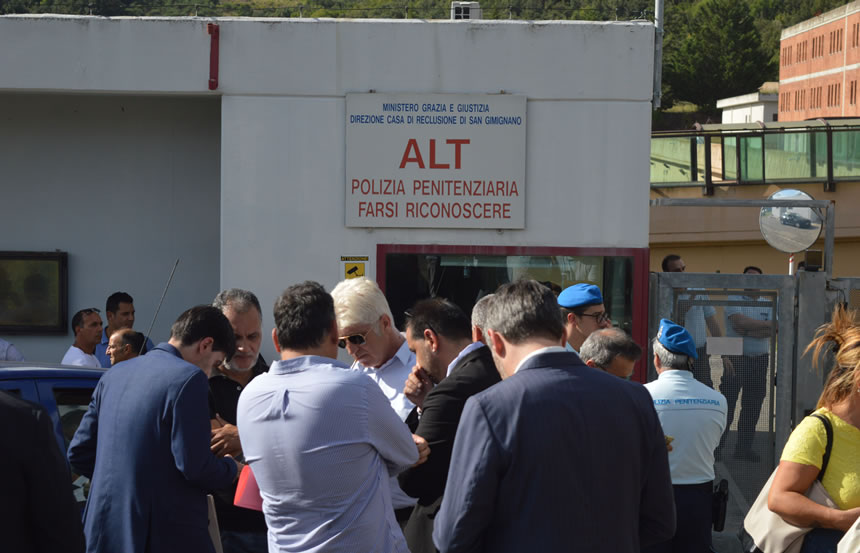 Arriva Salvini nel carcere di san Gimignano e i detenuti incendiano lenzuola e suppellettili