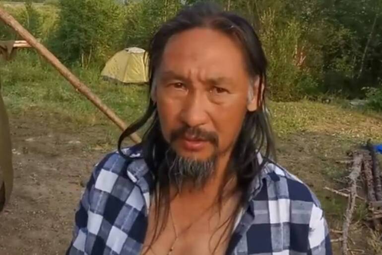 Dalla Siberia a Mosca a piedi, lo ‘sciamano’ contro Putin il ‘diavolo’