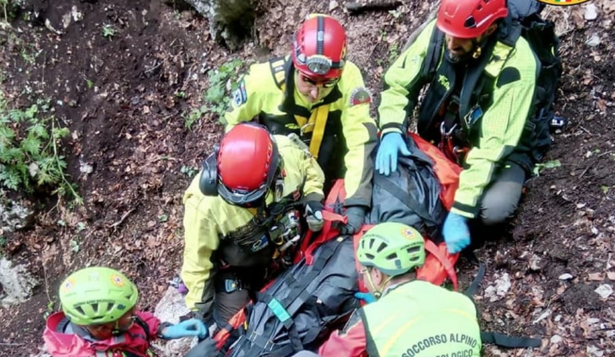 Finisce in una scarpata mentre raccoglie castagne: 69enne salvato dal Soccorso Alpino e Speleologico