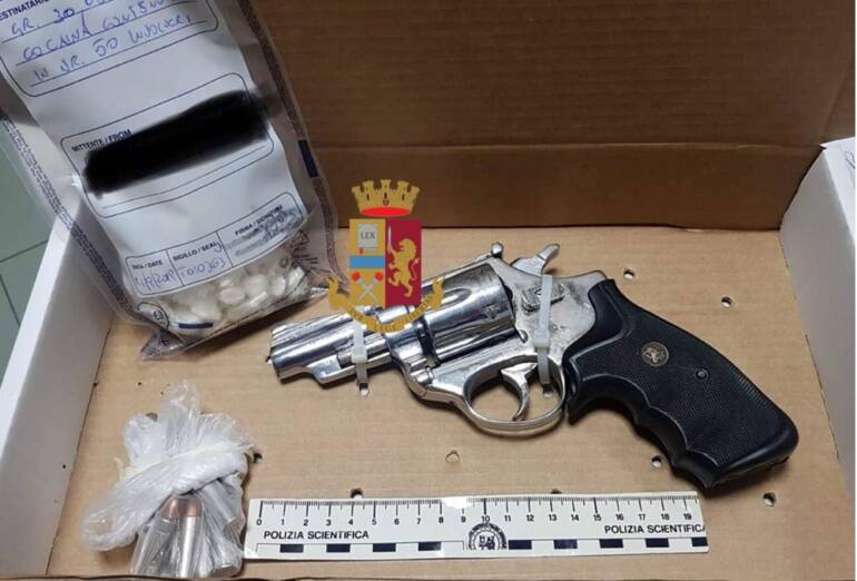 In giro in moto per la Penisola Sorrentina con pistola e droga: arrestato