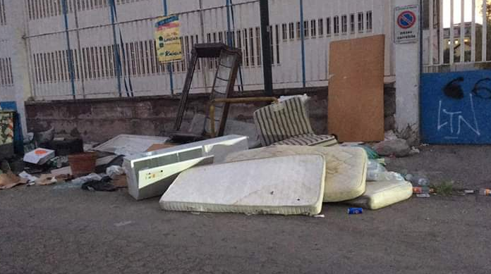 Napoli, la spazzatura invade l’ingresso della scuola alle Case Nuove