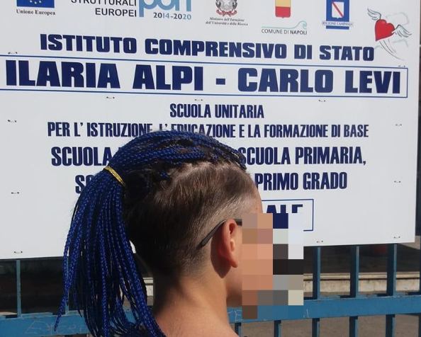 Napoli, ha deciso di tagliare le treccine blu lo studente di Scampia ‘messo fuori’ dalla preside