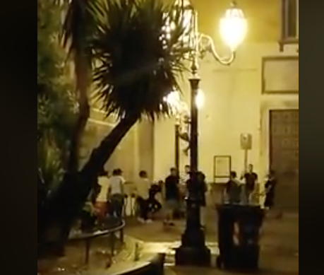 Follia in largo San Giovanni Maggiore, baby gang scatenata mette in fuga i presenti con urla e atti di teppismo