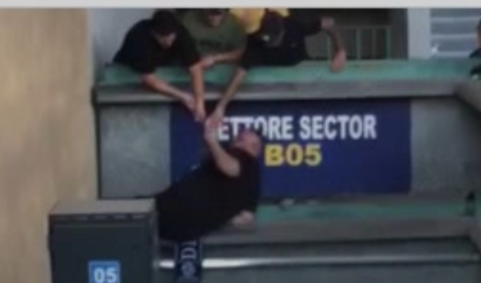 Napoli, virale il video del tifoso che scavalca il settore dello stadio aggrappato a una sciarpa