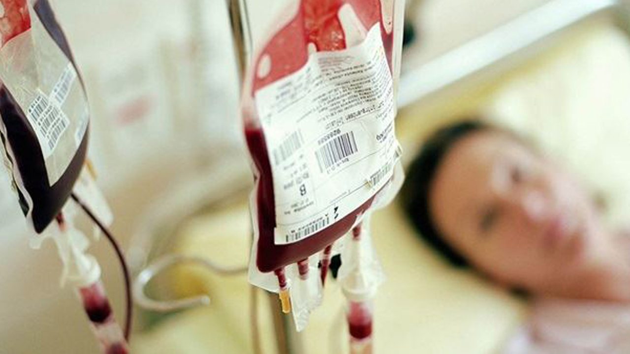 Testimone di Geova morta per il rifiuto della trasfusione, i figli accusano: ‘Cure sbagliate, denunceremo i medici’