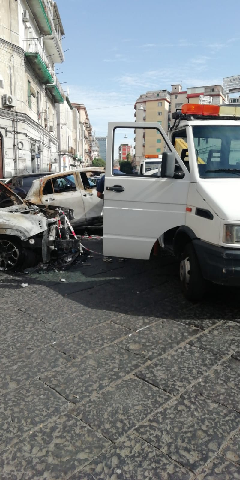 Napoli, rimosse le auto bruciate in via Sant’Alfonso Maria de’ Liguori