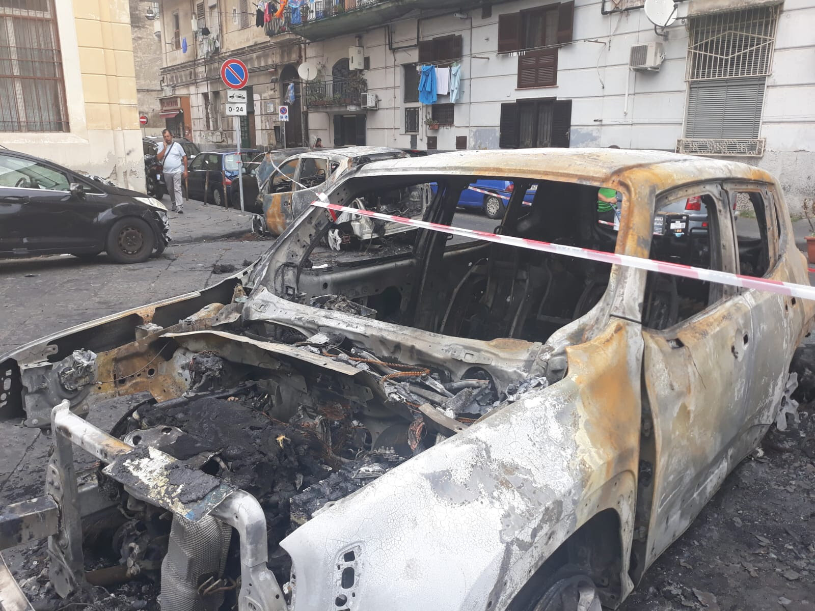 Napoli, via Sant’Alfonso Maria de’ Liguori, tre carcasse di auto abbandonate da alcuni giorni a centro strada