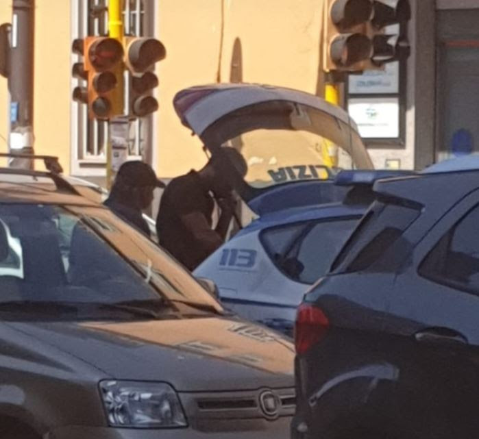 Parcheggiatore abusivo multato dalla polizia in via Nuova Poggioreale. Verdi: ‘Questi delinquenti non pagano le multe, serve una norma che permetta di arrestarli’