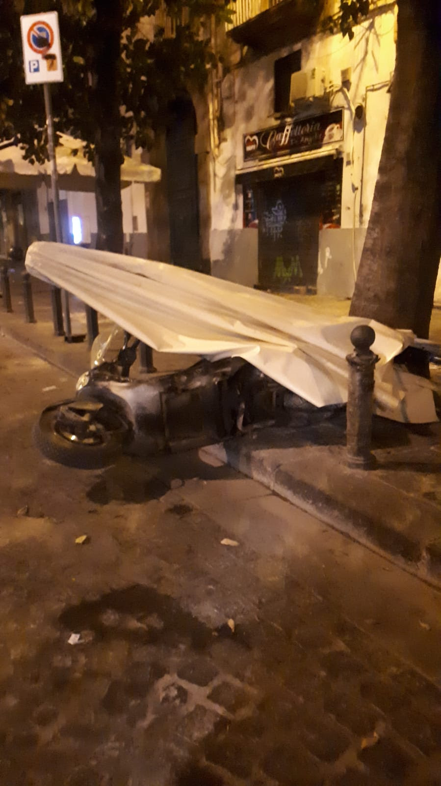 Napoli, via Foria, ombrellone divelto dal vento si abbatte su uno scooter