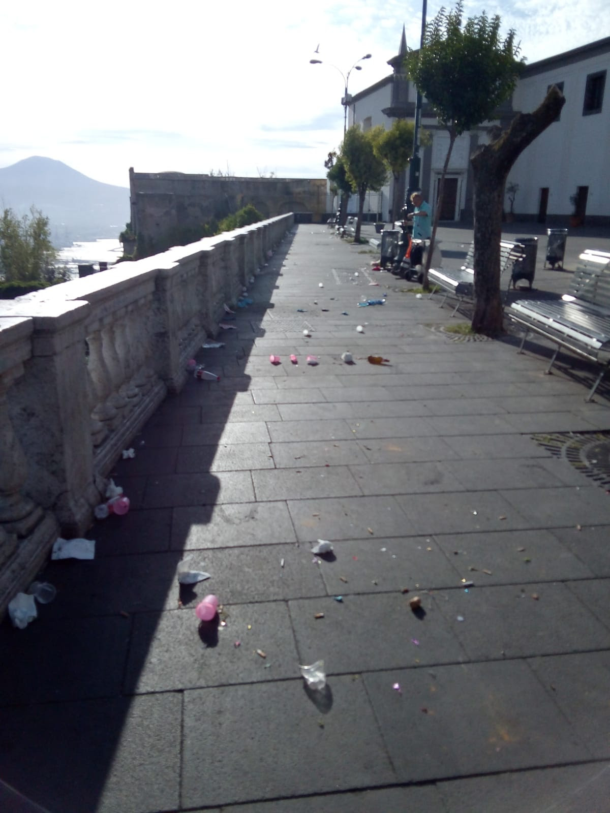 Napoli, incivili in azione a San Martino: belvedere sporcato dai resti di torte e festeggiamenti