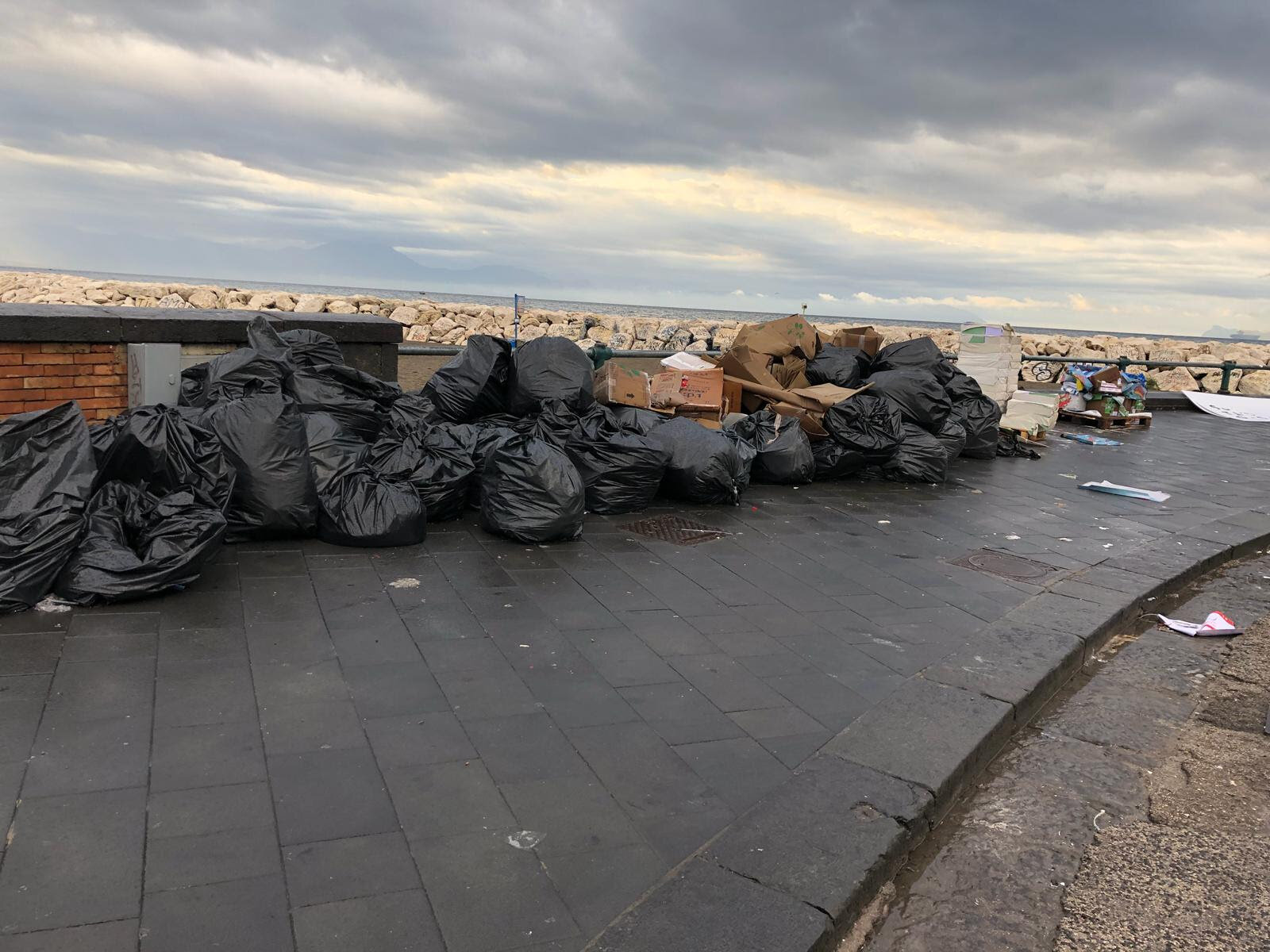 Napoli, decine di sacchi pieni di immondizia abbandonati sul lungomare di via Caracciolo dopo il Pizza Fest