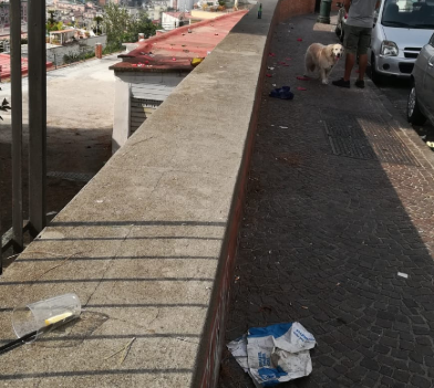 Napoli, il “belvedere della vergogna” in via Aniello Falcone, rifiuti abbandonati sui parapetti