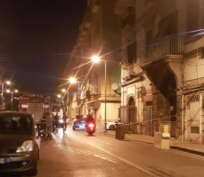 Castellammare, tragedia sfiorata in via Brin: cadono calcinacci da un edificio