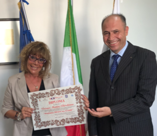 Al Premio Medical Care, il Presidente Raffaele Canneva premia Viviana Monica Chirchiano