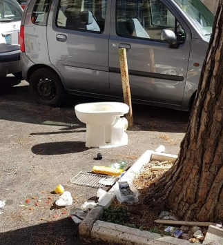 Degrado senza limiti a San Giorgio a Cremano: wc e spazzatura sui marciapiedi