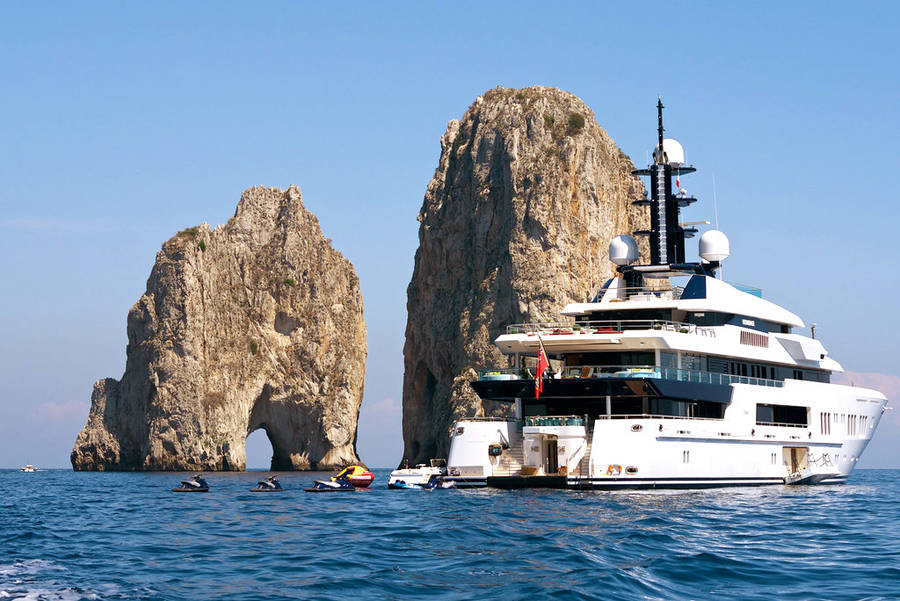 Capri, turista cinese denuncia la sparizione di gioielli per due milioni di euro dallo yacht durante la crociera nel Golfo