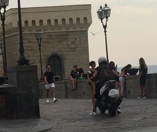 Napoli, anziani sullo scooter con la targa coperta da una busta per bypassare le telecamere della Ztl di Megaride